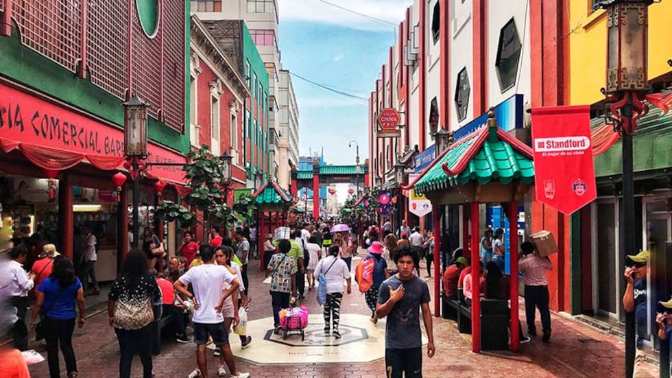 Este lugar ofrece una experiencia gastronómica única y exótica, donde podrás disfrutar de auténtica comida china y peruano-china. Sus calles coloridas y llenas de vida te sumergirán en una atmósfera cultural diversa y fascinante. Aprovecha este aniversario para degustar platos tradicionales como el wantán, la sopa wantán y el arroz chaufa, entre otros, que son parte de la fusión culinaria entre Perú y China. (Foto: Machu Travel Perú).