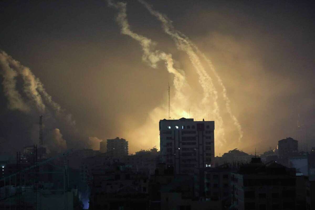 El humo y las explosiones causadas por los bombardeos de Israel se ven en el horizonte en el norte de Gaza, el sábado 28 de octubre de 2023. (Abed Khaled/AP).