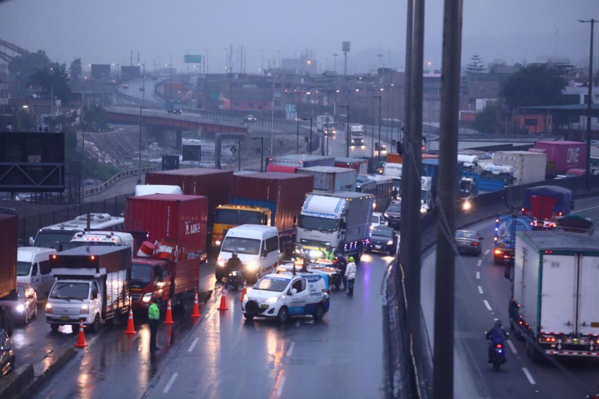 La emergencia se registró este jueves 8 de agosto. Se reporta intenso tráfico en la zona por el cierre de un carril. Foto: César Grados/@photo.gec