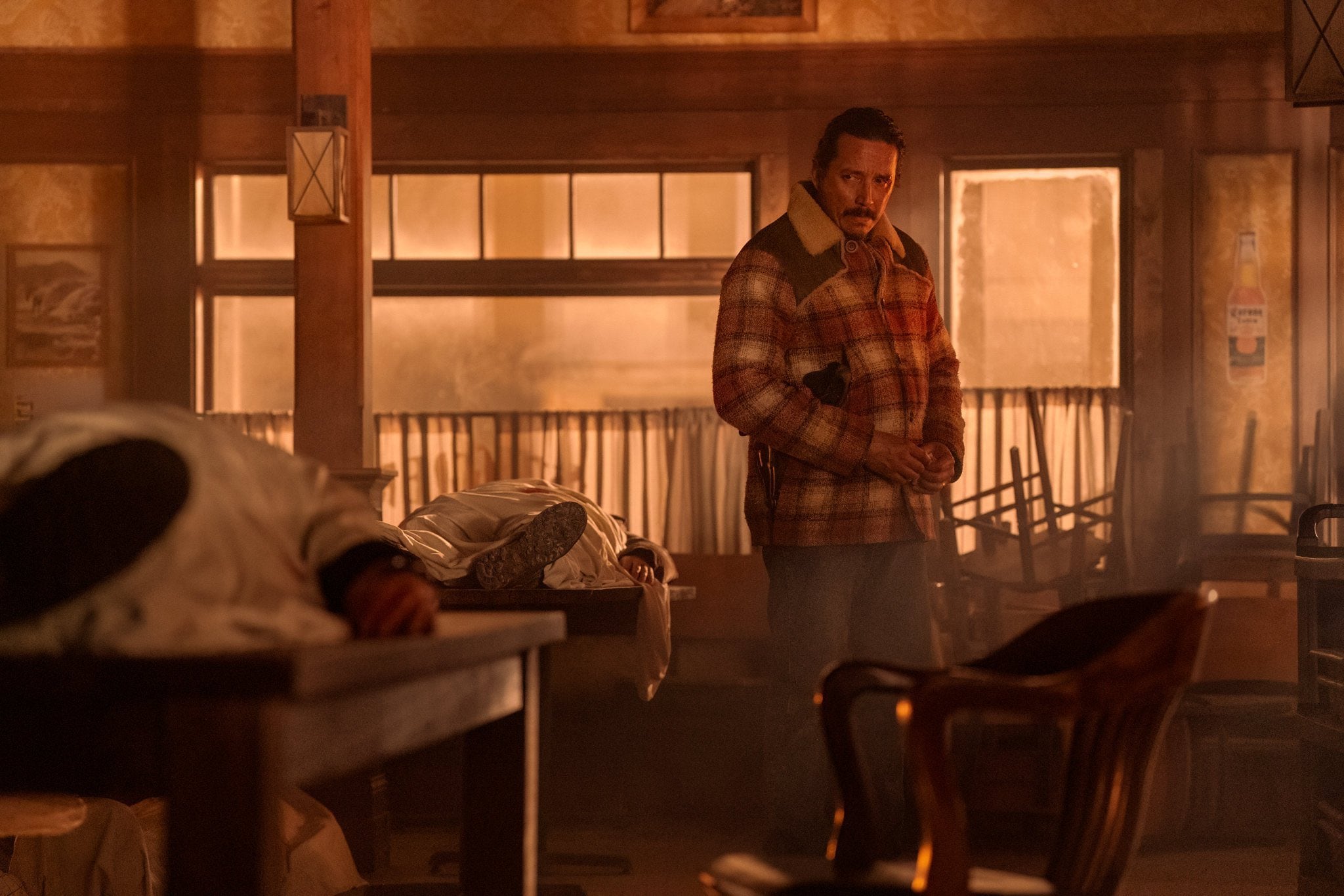 Tommy mirando el cuerpo de su hermano asesinado mientras tiene que limpiarlo. (Foto: HBO)