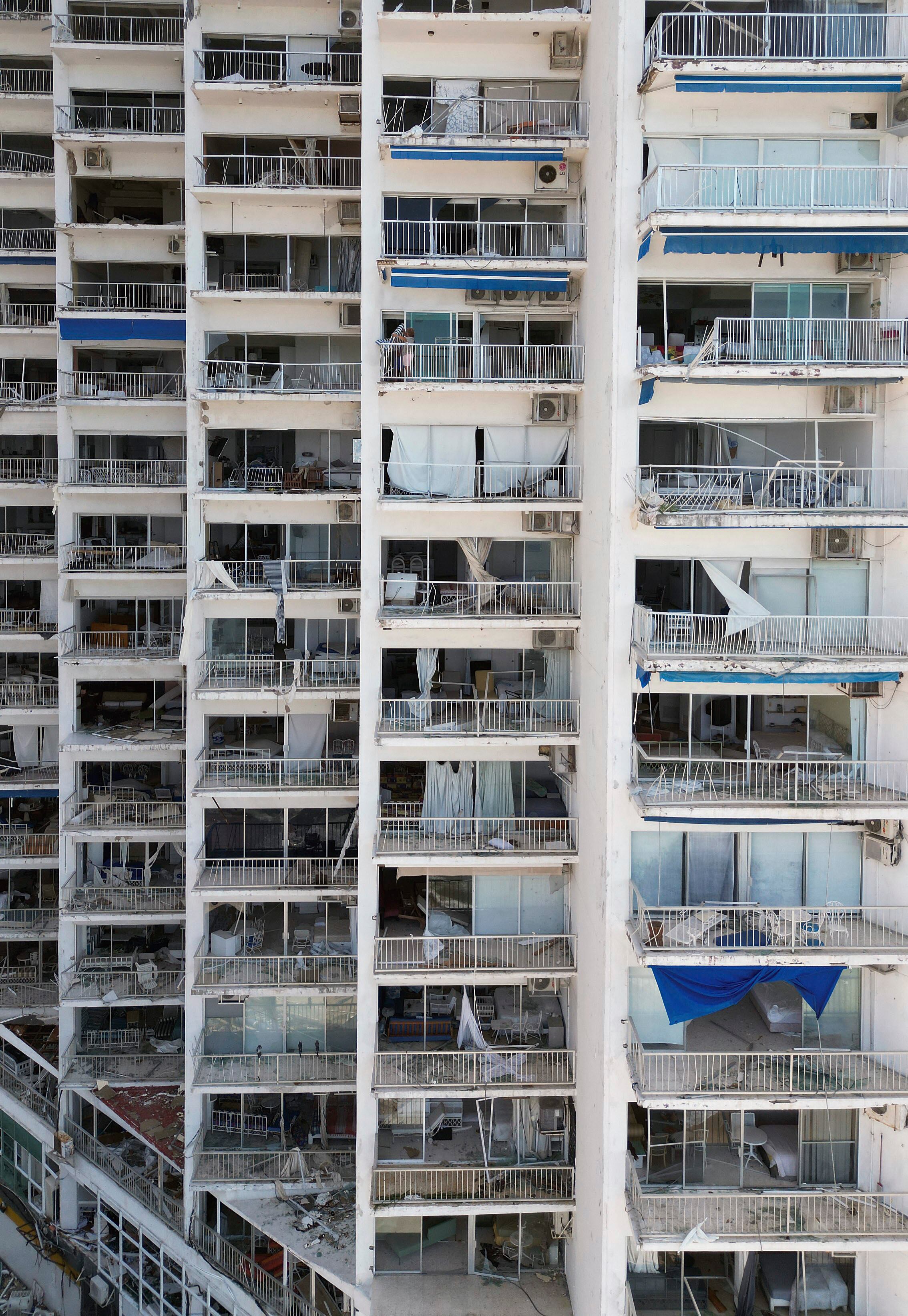 Vista de un edificio parcialmente destruido tras el paso del huracán Otis en Acapulco, estado de Guerrero, México, el 26 de octubre de 2023. (Foto de RODRIGO OROPEZA/AFP).