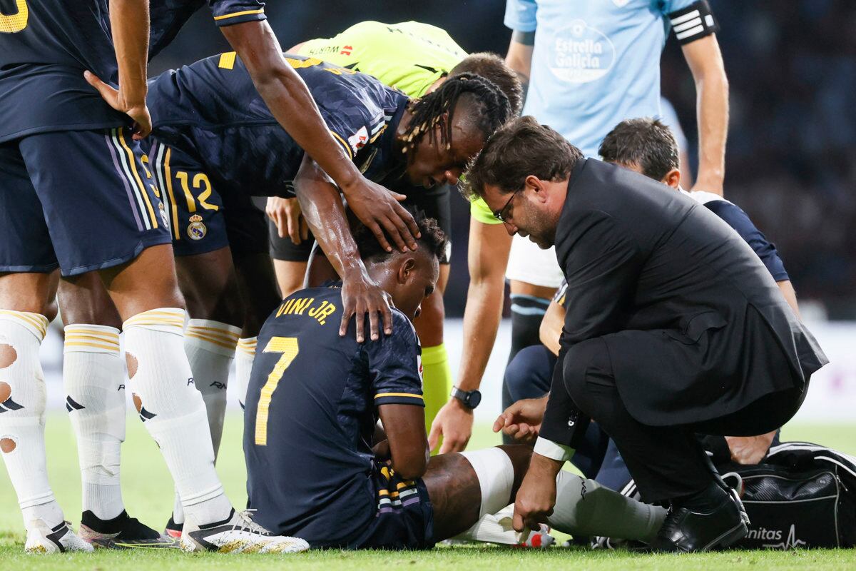 VIGO (GALICIA), 25/08/2023.- El delantero brasileño del Real Madrid Vinicius Jr. se lesiona durante el partido correspondiente a la Jornada 3 de LaLiga que enfrenta este viernes al Celta de Vigo y Real Madrid en el estadio de Balaídos, en Vigo. EFE/Lavandeira