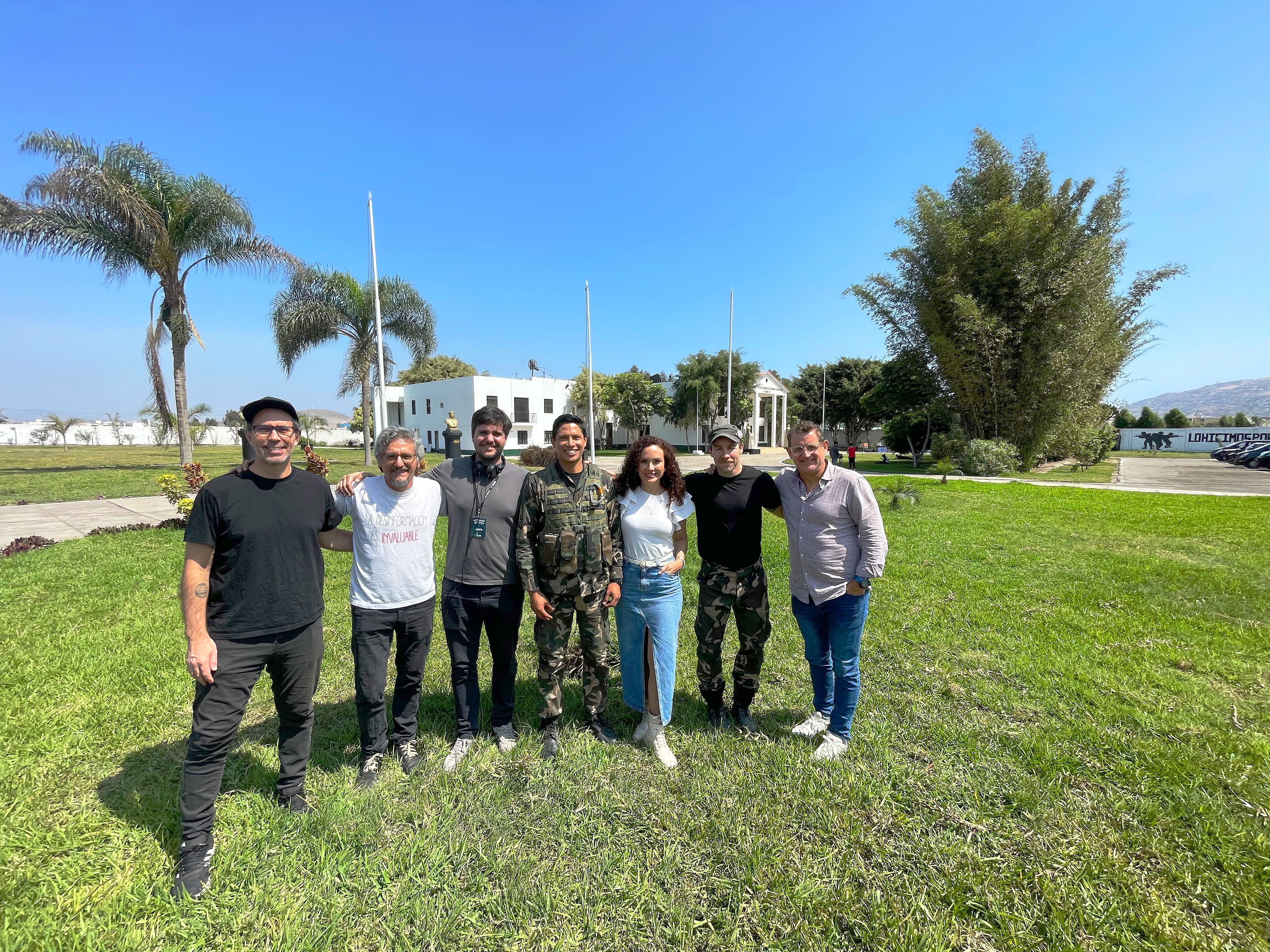 Alfonso Dibos (izquierda), quien interpreta al embajador peruano en 1997, Francisco Tudela, acompaña al elenco y director de la película. Miguel Iza, Diego de León, André Silva, Connie Chaparro, Rodrigo Sánchez Patiño y Sergio Galliani se incluyen en la fotografía.