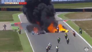 Escalofriante accidente durante carrera de motos [VIDEO]