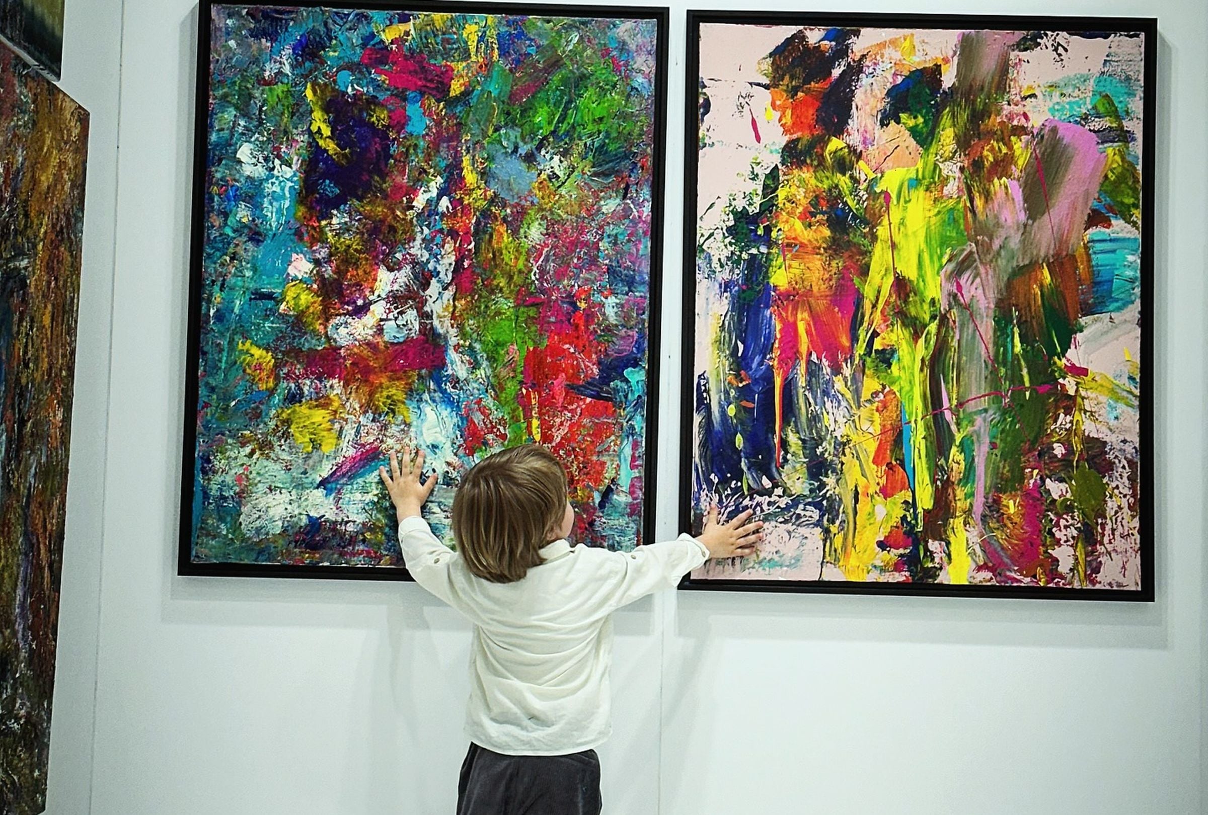 VIDEO VIRAL | En esta imagen se aprecia a Laurent Schwarz observando sus pinturas. (Foto: Laurent Schwarz / Facebook)