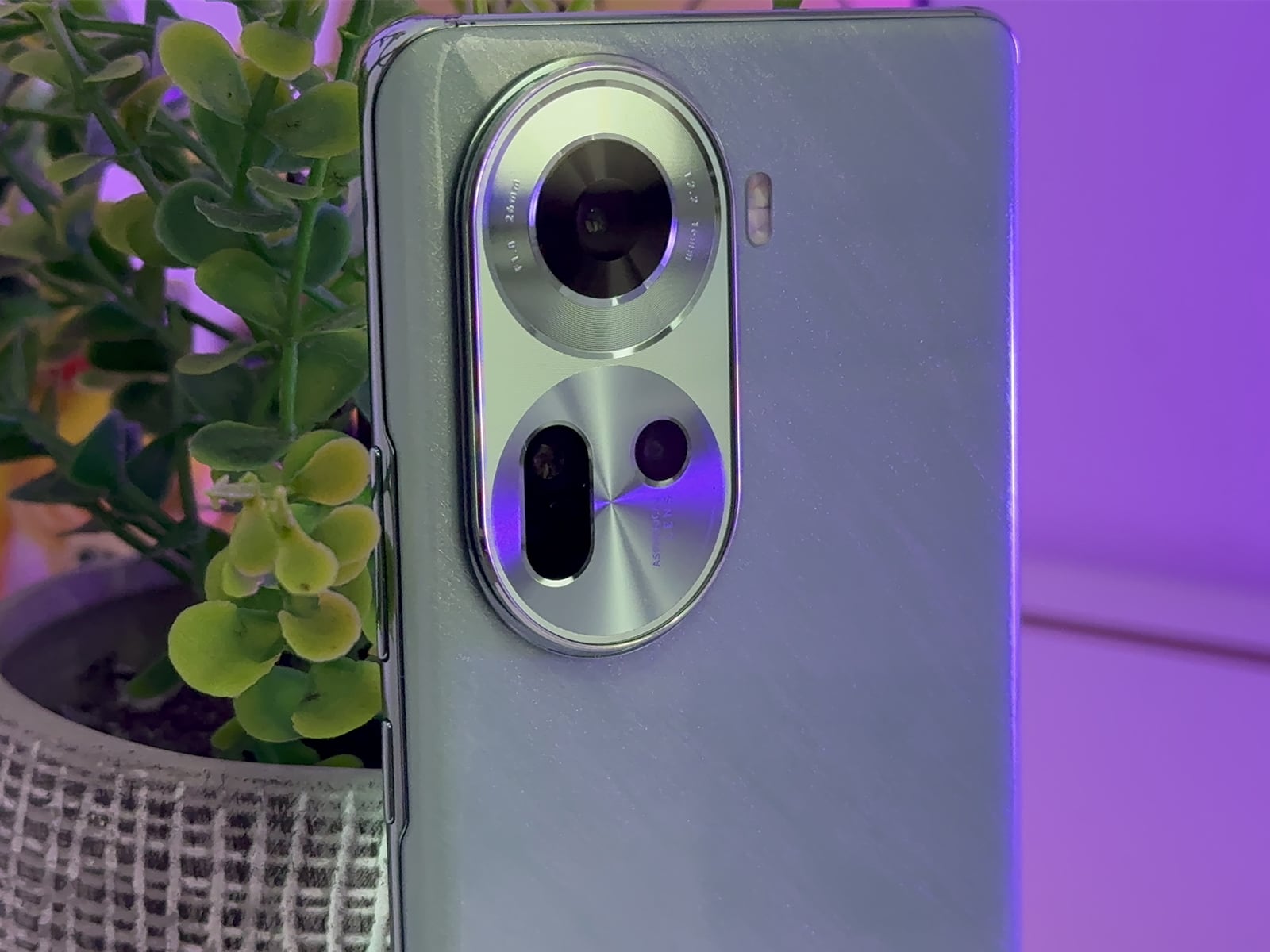 OPPO | En la zona posterior se observa un módulo de cámaras que no tiende a salir demasiado del cuerpo. (Foto: MAG - Rommel Yupanqui)