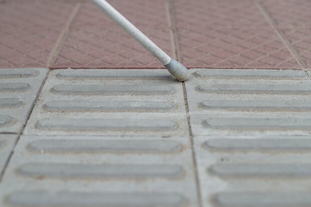 Bastón de Max se queda interrumpido en el piso podotáctil de Comandante Espinar.
Fotos: Julio Reaño/@photo.gec