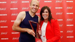 Pamela Vértiz entregó premio al holandés Arjen Robben
