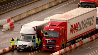Bomberos de Francia llegan a Dover con 10.000 pruebas de coronavirus para los camioneros | FOTOS