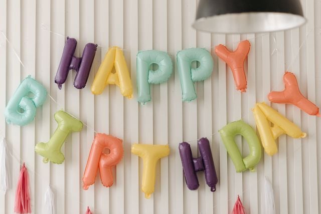 Encuentra aquí las mejores frases para felicitar el cumpleaños de alguien especial. (Foto: Danilyuk | Pexels)