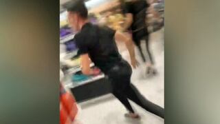 Barcelona: El momento en que transeúntes huyen en pánico por una tienda tras el atropello masivo [VIDEO]