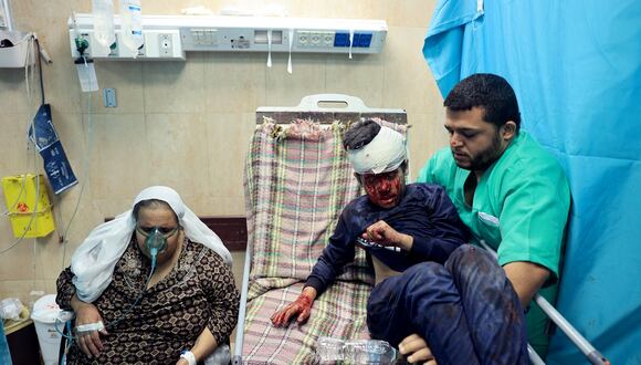 Un enfermero traslada a un niño palestino herido en una camilla en el Hospital Al-Aqsa tras el bombardeo israelí en Deir el-Balah, en el centro de la Franja de Gaza, el 15 de noviembre de 2023. (Foto de Bashar TALEB / AFP)