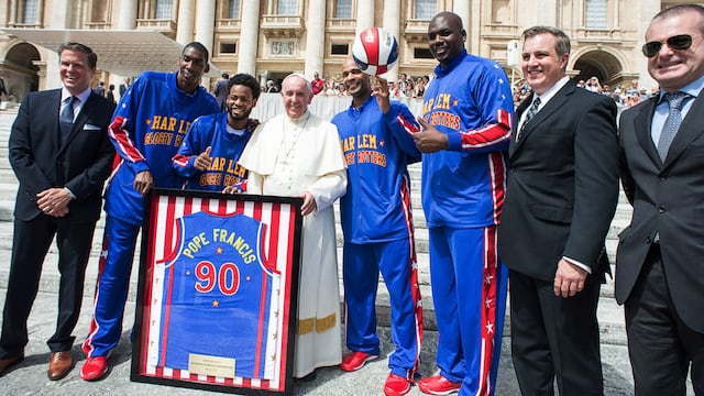 El Papa exhibió su gusto por el básquet con los Globetrotters