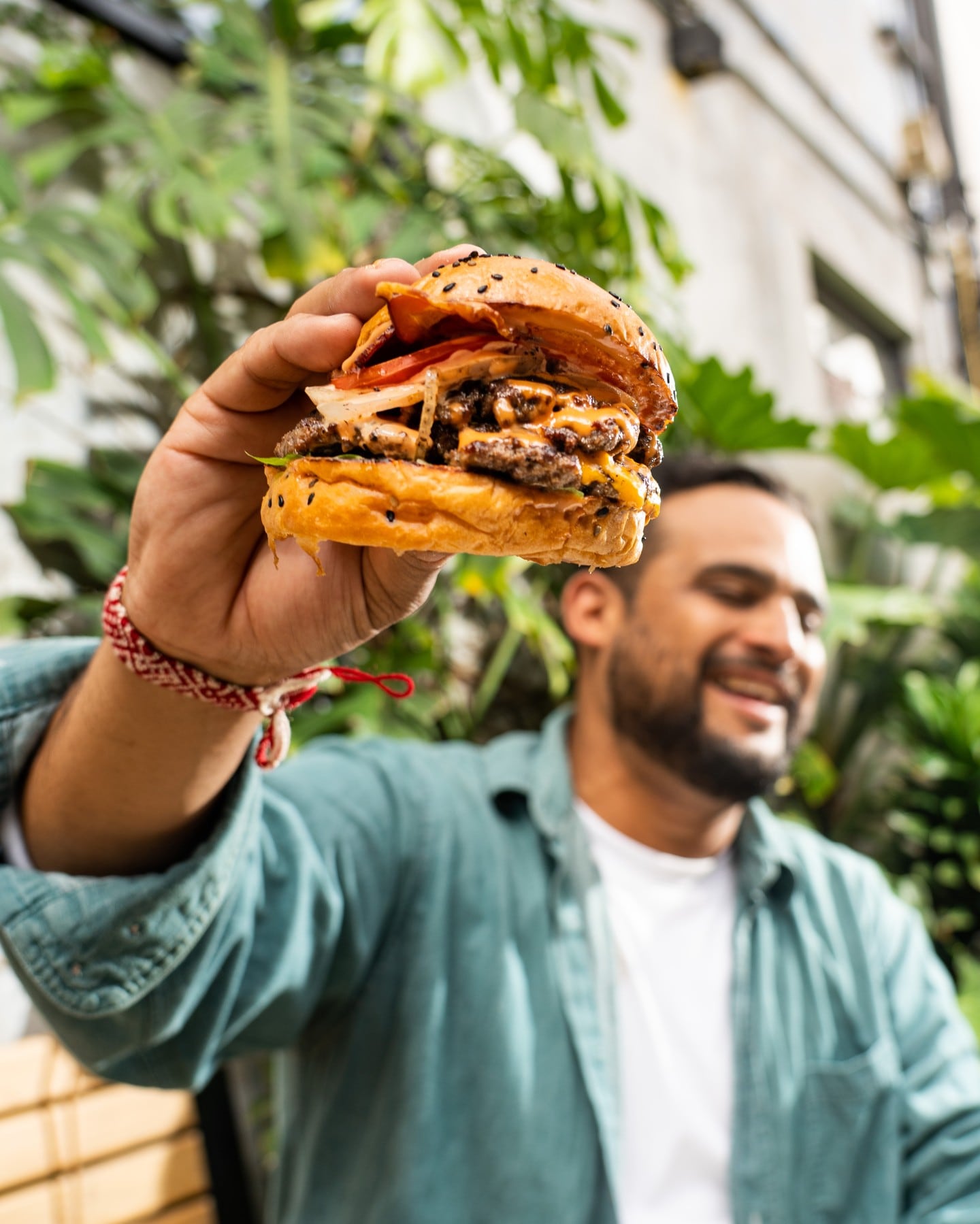 El chef Jorge Muñoz presenta su dark kitchen de hamburguesas.