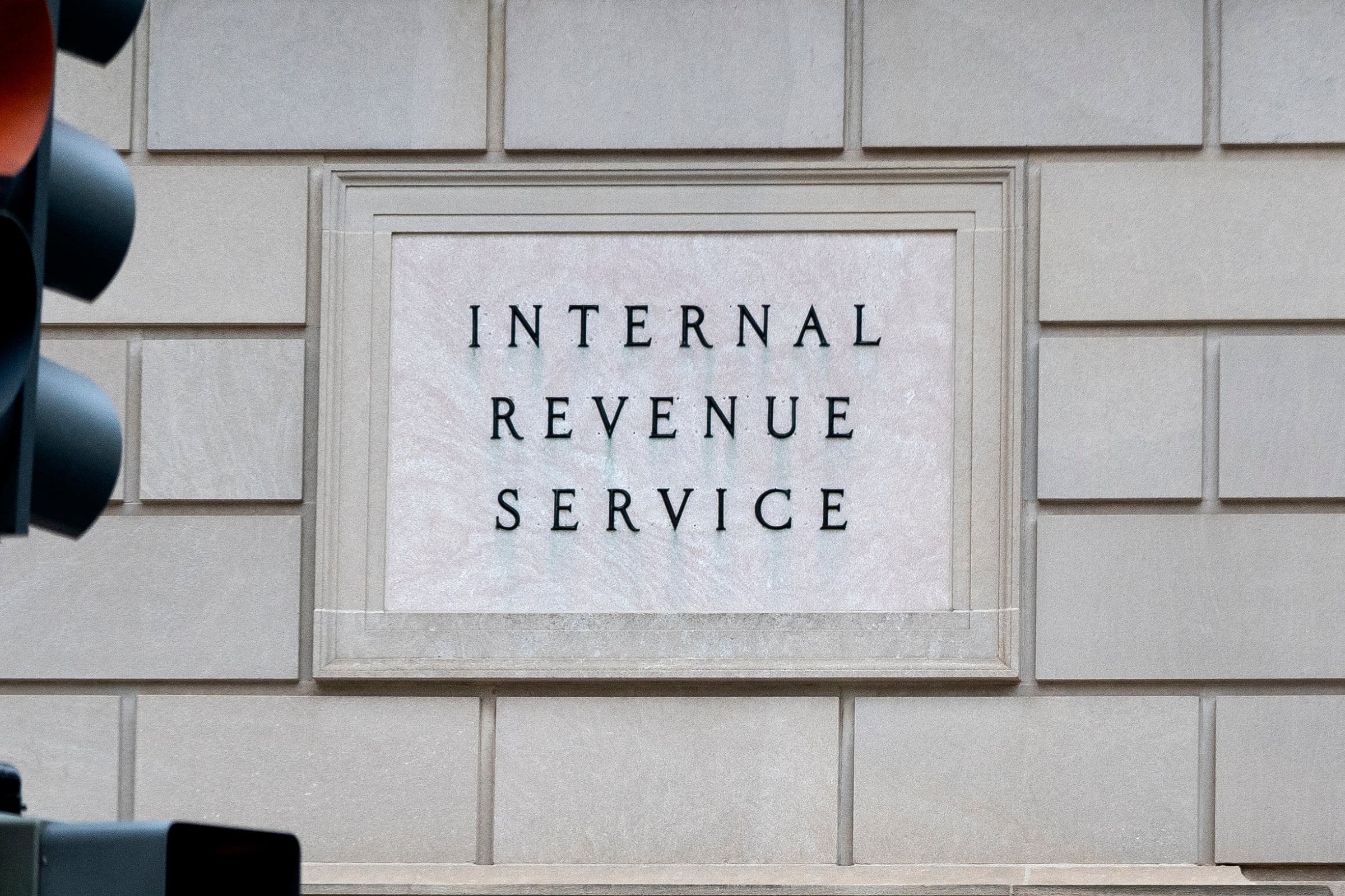 Hay maneras de evitar que el IRS bloquee tus cuentas bancarias (Foto: AFP)