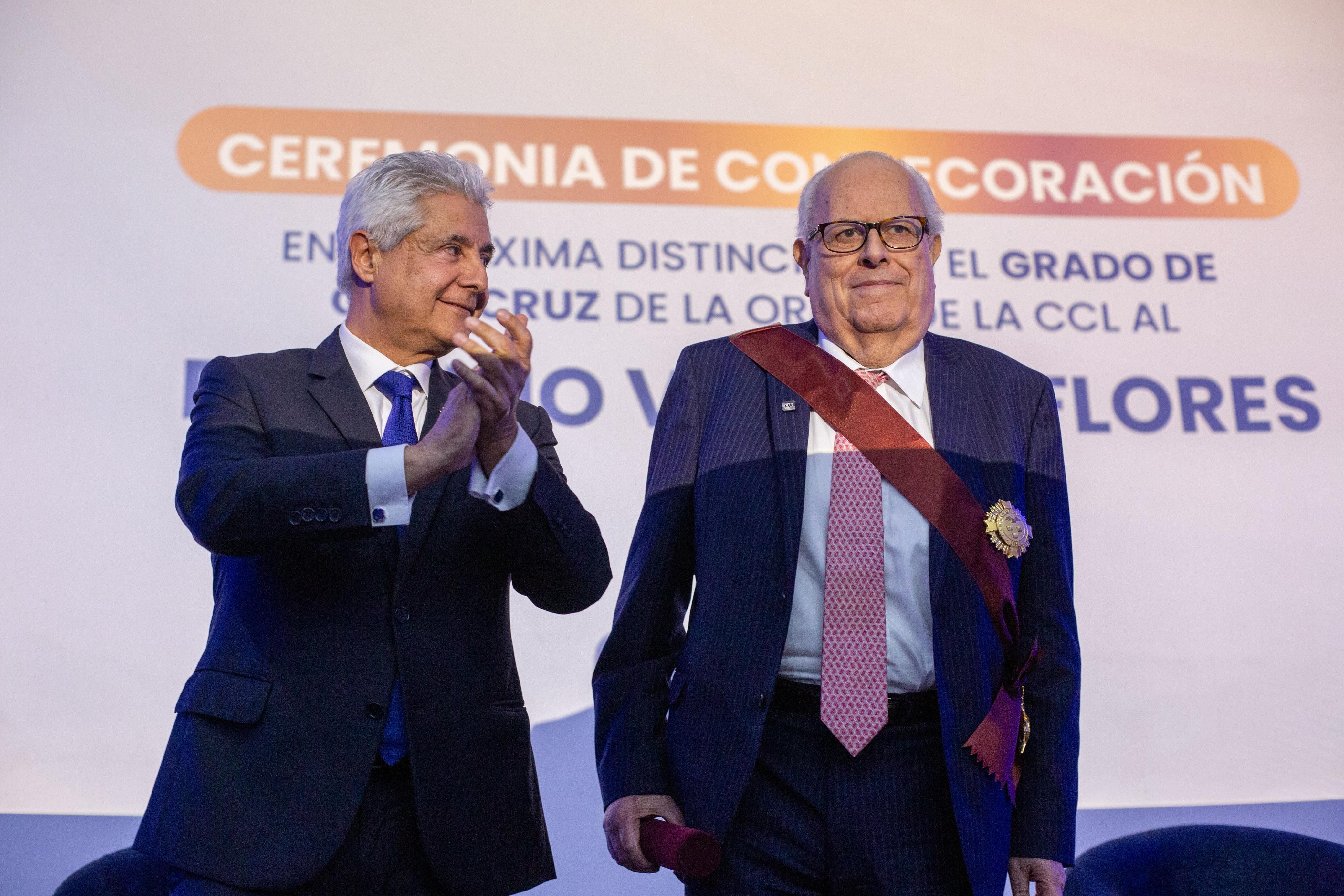 Julio Velarde es condecorado con la Gran Cruz de la Orden de la Cámara de Comercio de Lima