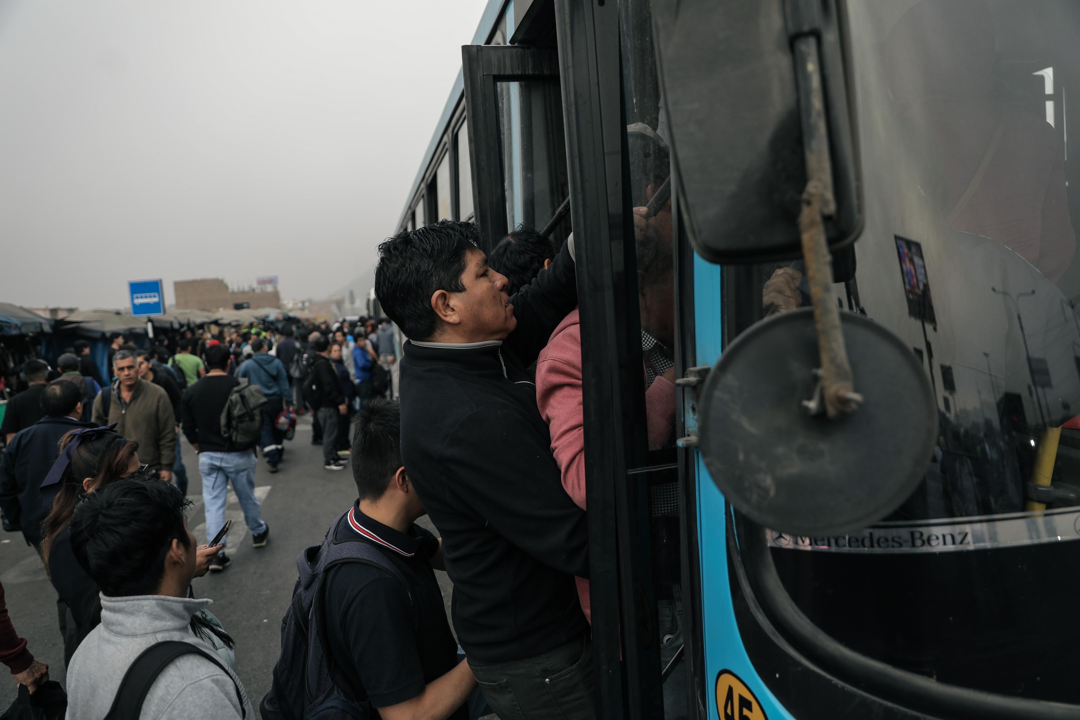 Pocas unidades de transporte operaron, lo que resultó en una gran demanda de pasajeros. Foto: GEC.