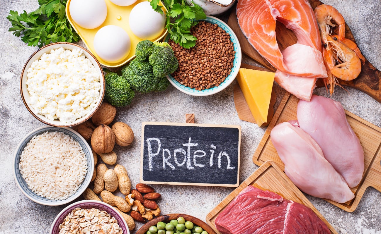 Las proteínas animales aportan nutrientes clave como la vitamina B12 y el hierro, pero en exceso pueden afectar la salud cardiovascular. Las vegetales, en cambio, favorecen el corazón y previenen enfermedades crónicas, aunque pueden ser incompletas. Lo ideal es combinar ambas para lograr una alimentación equilibrada.