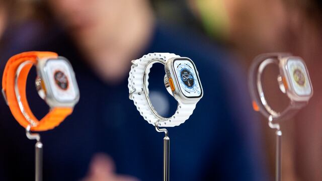 ¿El Apple Watch del futuro?: Apple patenta un reloj cuya pantalla flexible rodea media muñeca