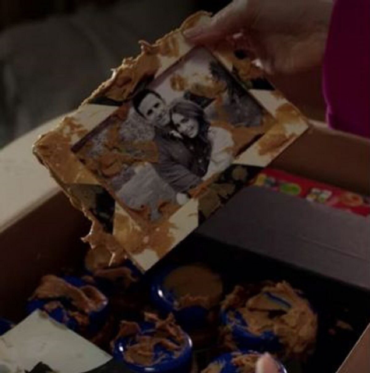 Gabriel asegura que en París Emily podrá encontrar mejores opciones que mantequilla de maní (Foto: Netflix)