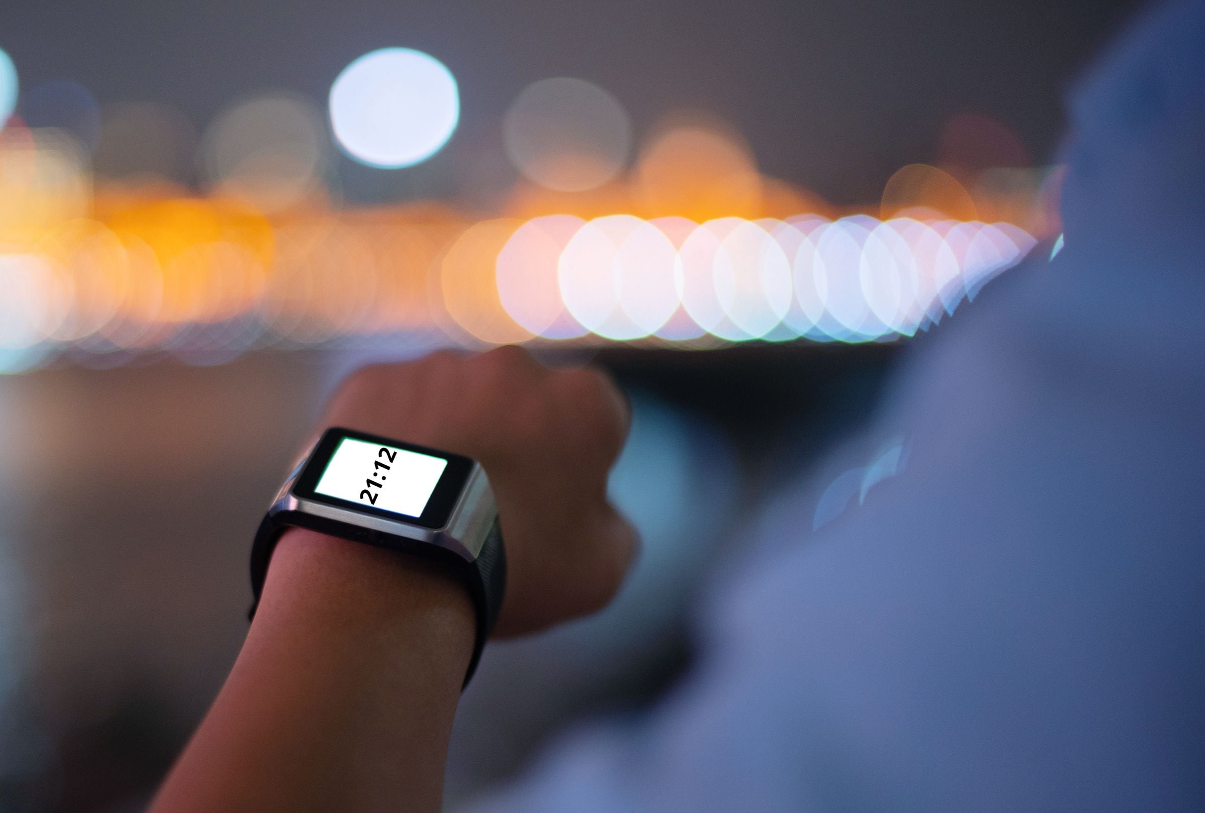 Esta es una imagen referencial de un hombre mirando su reloj, que le indica que son las 21:12. (Imagen: El Comercio / Mag / Canva)
