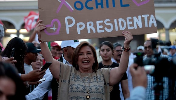 La candidata presidencial de la oposición mexicana, Xochitl Gálvez, sostiene un cartel que dice "Xochilt Presidenta" durante un mitin de campaña en Ciudad Guzmán, Jalisco, México, el 27 de mayo de 2024. (Foto de ULISES RUIZ / AFP)