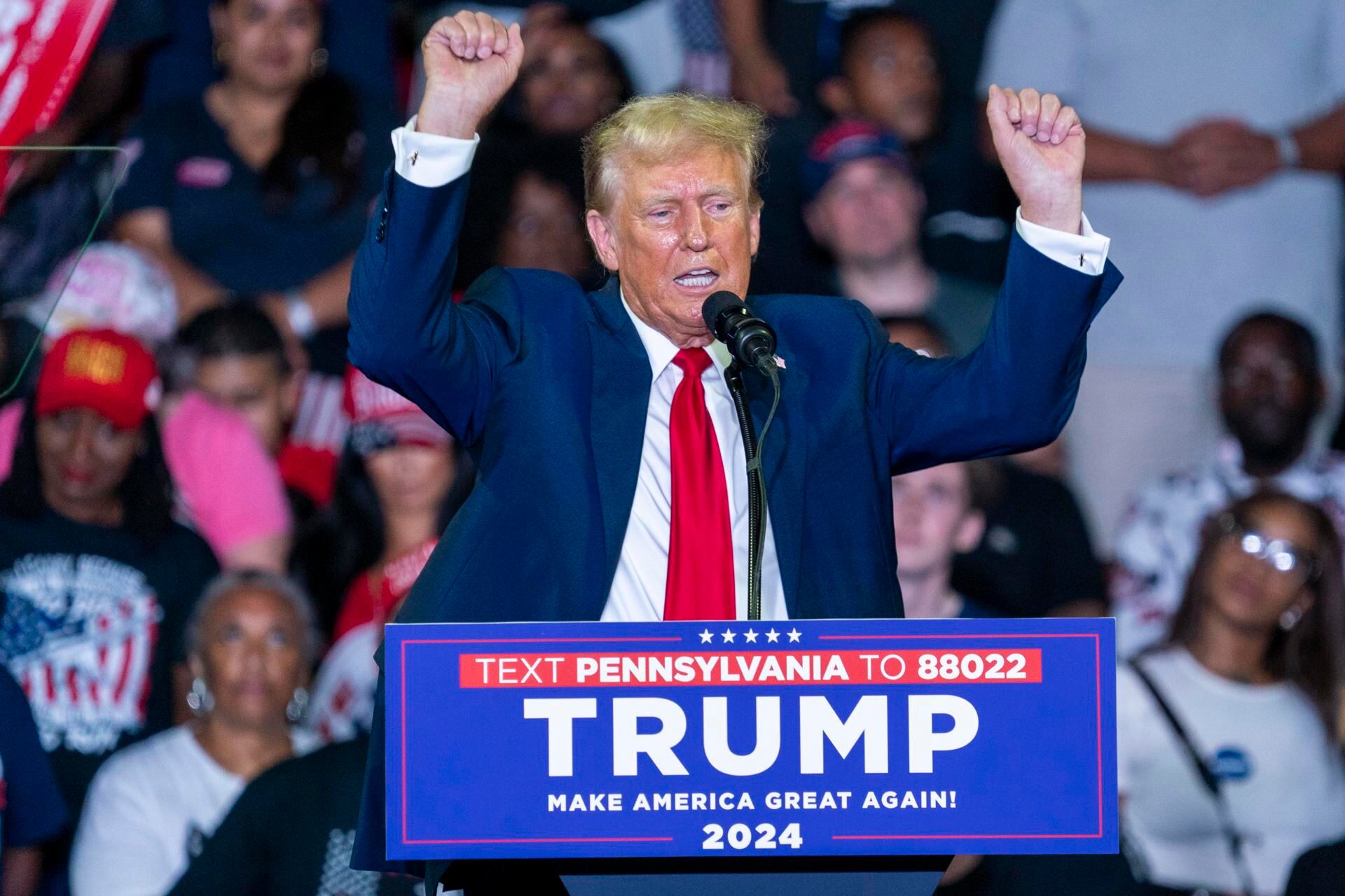 Donald J. Trump durante un mitin de campaña en el Liacouras Center en Filadelfia, Pensilvania, el 22 de junio de 2024. (EFE/EPA/SHAWN THEW).