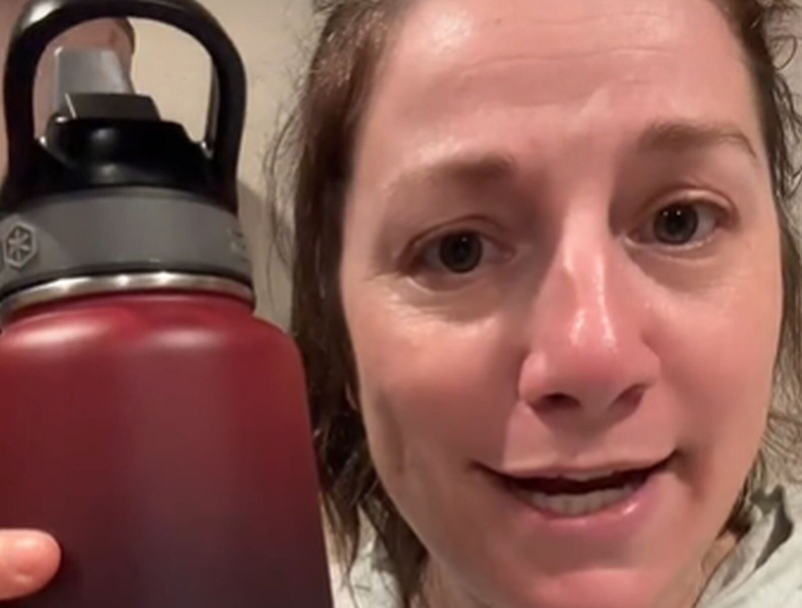 VIDEO VIRAL | Esta joven mostró la botella reutilizable con pajita incorporada que usó y compartió lo que pasó después de abrirla dentro del avión. (Foto: @lifted_pdx / TikTok)