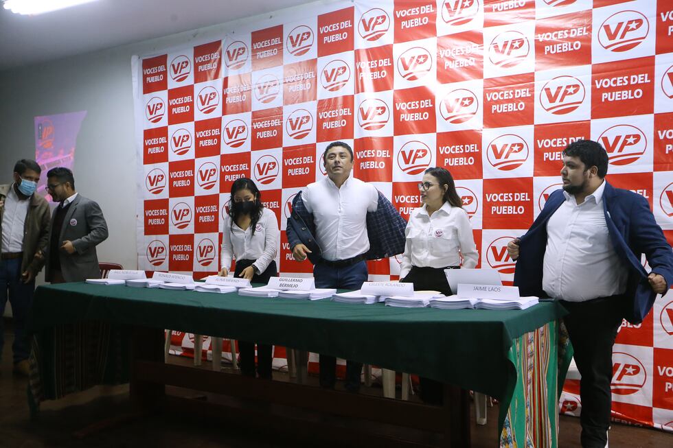 Bermejo junto a dirigentes del partido y coincidentemente también asiduos visitantes a su oficina. (Foto: Alessandro Currarino / El Comercio)