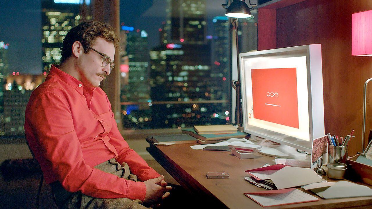 Her es una película dirigida por Spike Jonze. Muestra cómo un hombre se enamora de su asistente virtual desarrollado con inteligencia artificial. (Imagen: YouTube)