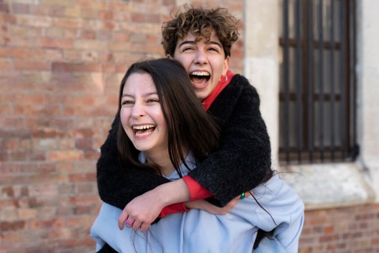 Los jóvenes los pronuncian a propósito en situaciones cotidianas, provocando risas solo por lo absurdo. (Foto: referencial / Freepik)