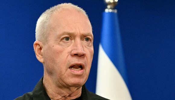 El ministro de Defensa de Israel, Yoav Gallant, habla durante una conferencia de prensa conjunta con el secretario de Defensa de Estados Unidos en Tel Aviv el 18 de diciembre de 2023. (Foto de Alberto PIZZOLI / AFP)