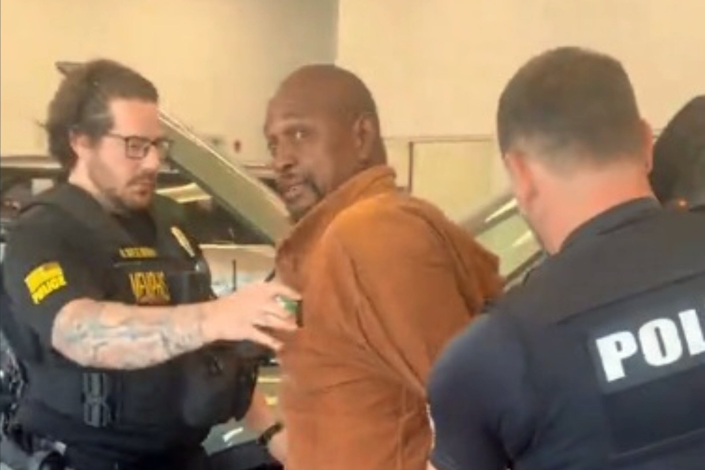 VIDEO VIRAL: un sujeto robó la identidad de una persona para comprar un auto. La policía lo detuvo tras recibir la alerta del concesionario. (Foto: @taylorashlanbender)