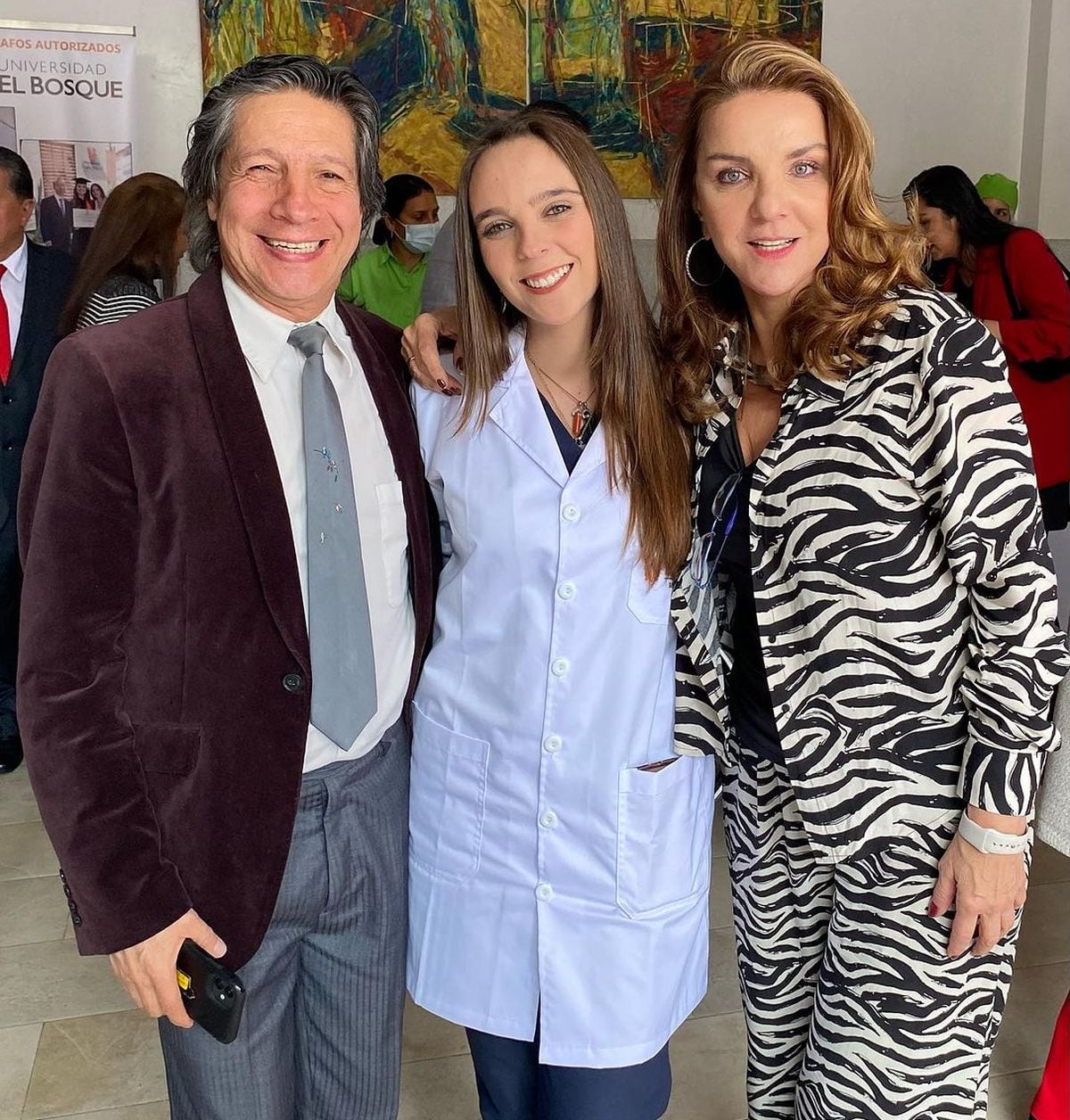 “¡Orgullo de padres! Has logrado con tu esfuerzo dar un paso más en la realización de tus metas. Te amamos. Ceremonia de batas blancas", escribió en agosto de 2023 (Foto: Luces Velásquez / Instagram)