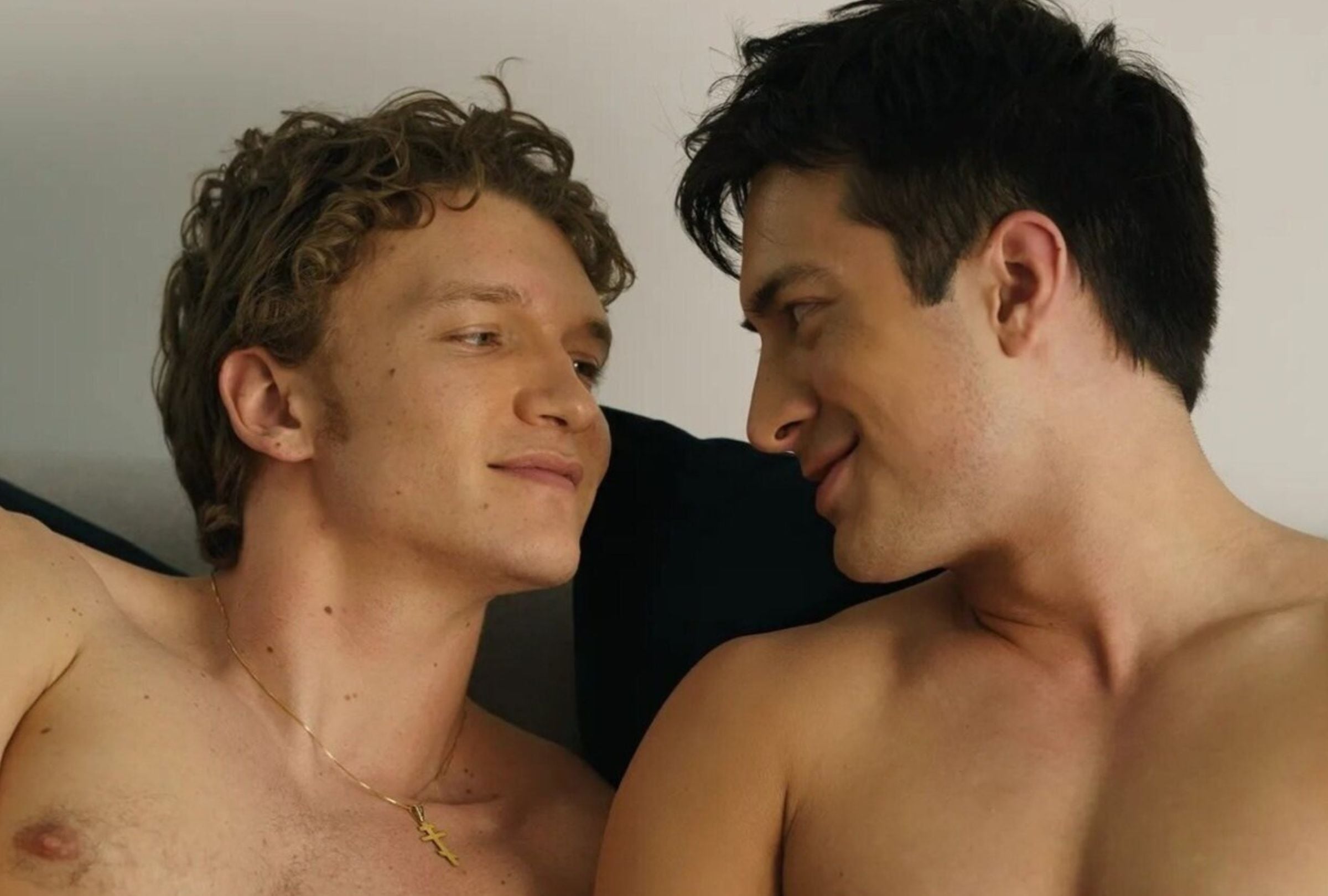 Connor Storrie como Ilya Rozanov y Hudson Williams como Shane Hollander en una escena de la serie "Heated Rivalry" (Foto: Accent Aigu Entertainment)