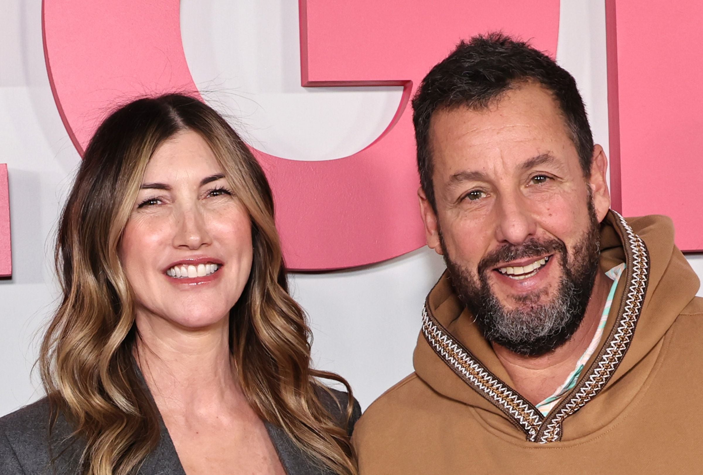 Adam Sandler contó cómo su esposa Jackie lo defendía cuando alguien le decía que se pusiera una mejor ropa. (Foto: Jamie McCarthy / Getty Images)