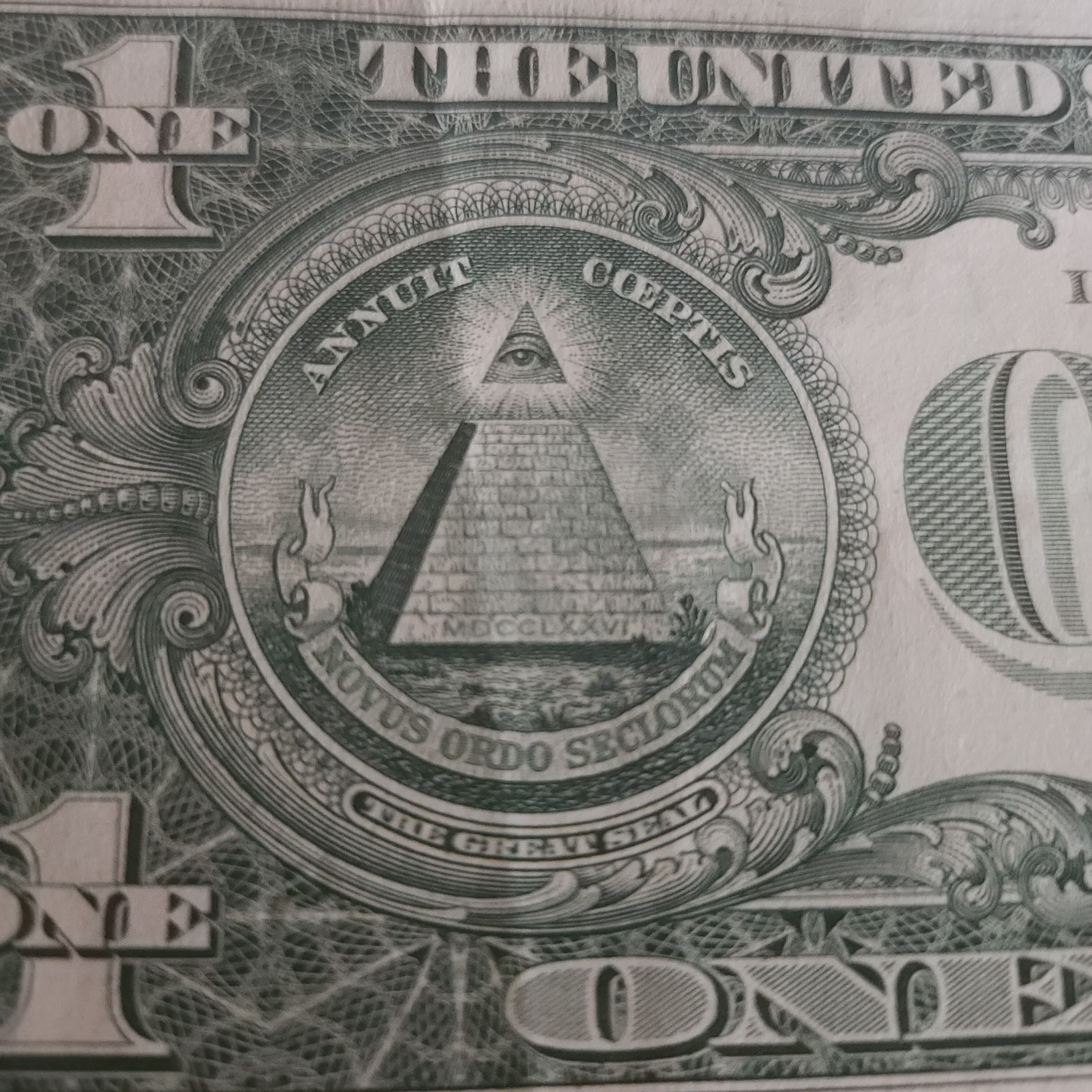 "Annuit Coeptis" y "Novus Ordo Seclorum" se lee en la pirámide que aparece en el reverso del billete de dólar estadounidense. (Foto: Gestión)