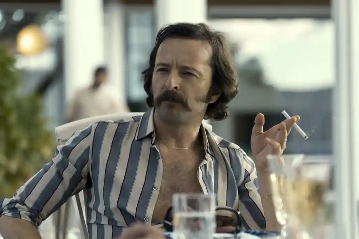Rafa Salazar fumando un cigarro en una escena de "Griselda". Él se encargaba de expandir los negocios del Cártel de Medellín en Estados Unidos (Foto: Netflix)