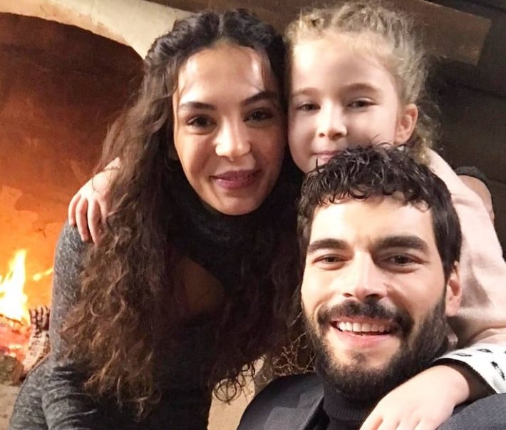 Reyya, Miran y Gül cuando era pequeña en "Hercai" (Foto: Ebrar Alya Demirbilek/Instagram)