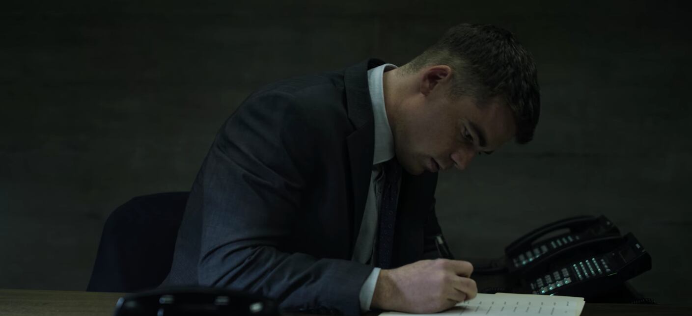 El teléfono en "El agente nocturno" nunca sonaba, por lo que esa noche sorprendió a Peter Sutherland (Foto: Netflix)