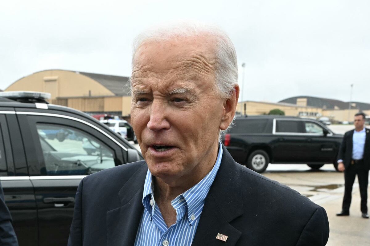 El presidente de Estados Unidos, Joe Biden, habla con los periodistas antes de abordar el Air Force One en la Base Conjunta Andrews, en Maryland, el 2 de octubre de 2024. (Foto de Mandel NGAN / AFP)