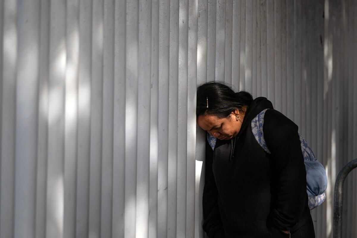 Una solicitante de asilo reacciona mientras espera noticias sobre sus citas de CBP One con las autoridades estadounidenses, por el puerto El Chaparral en Tijuana, estado de Baja California, México, el 20 de enero de 2025. (Foto de Guillermo Arias / AFP)