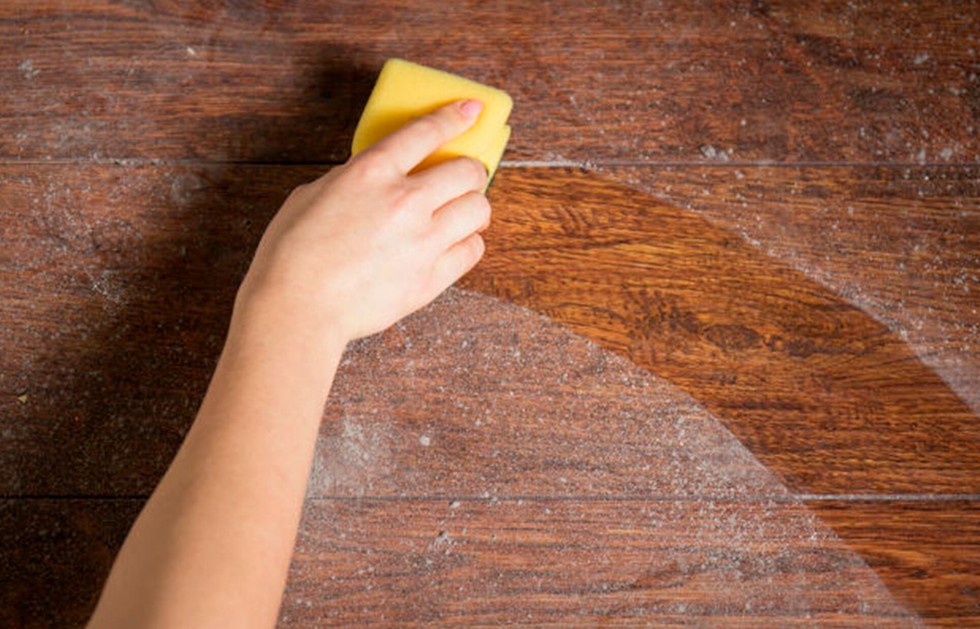 Quitar el polvo de la madera no es suficiente para conservarla bien y por años. Usa estos trucos caseros para tu siguiente sesión de limpieza (Foto: @Freepick)