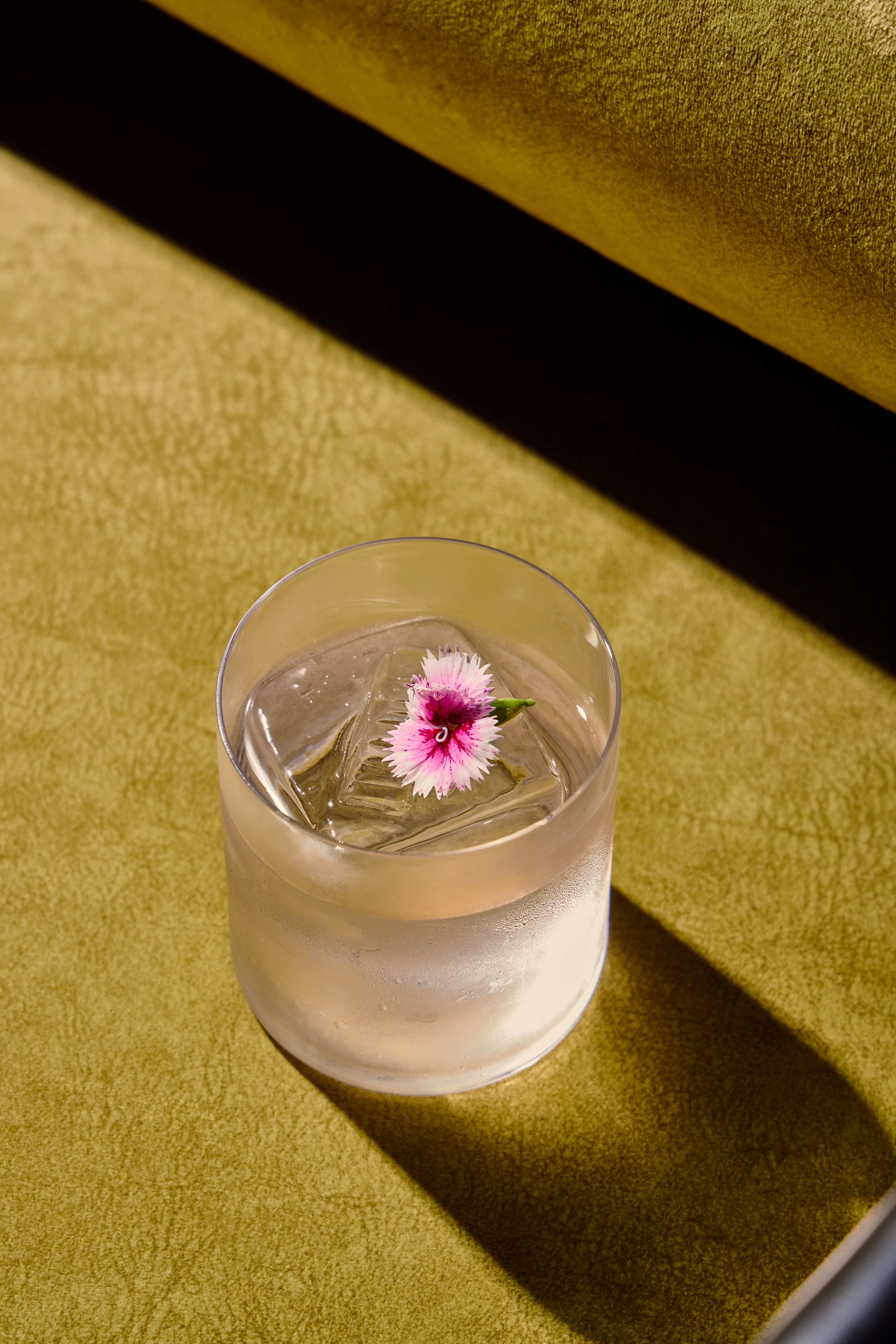 Clementine hecho a base de Vodka 14 Inkas, luxardo maraschino, sandia, lavanda es uno de los recomendados.