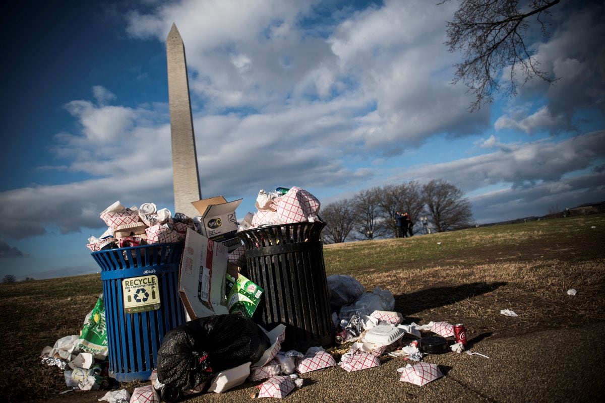 La basura se desborda de un contenedor público junto al Monumento a Washington en el National Mall de Washington D. C. el 24 de diciembre de 2018 durante el tercer cierre parcial del gobierno federal durante la primera administración de Donald Trump.