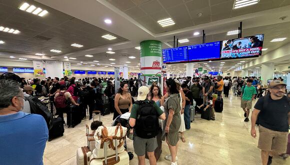 Pasajeros esperan para abordar un avión en el aeropuerto de Cancún, México, el 3 de julio de 2024. (Foto de Alex Cruz / EFE)