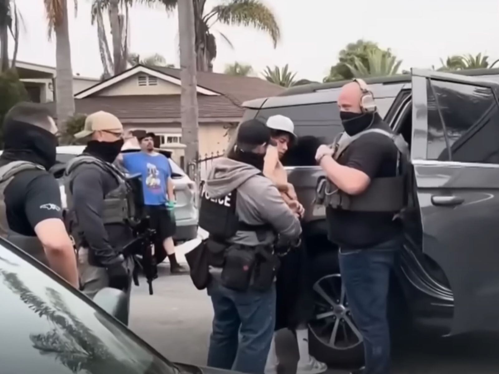 El preciso momento que agentes del ICE arrestan a Kevin Robles. (Créditos: Noticias Telemundo)