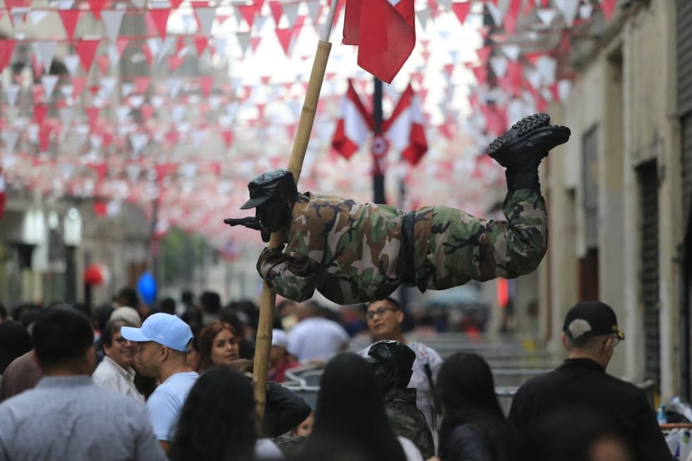 Miles de peruanos llegaron hasta el Jirón de la Unión para disfrutar de los espectáculos callejeros, observar las edificaciones históricas, probar platillos típicos y gozar el feriado por 28 de julio | | Foto: Cesar Bueno @photo.gec