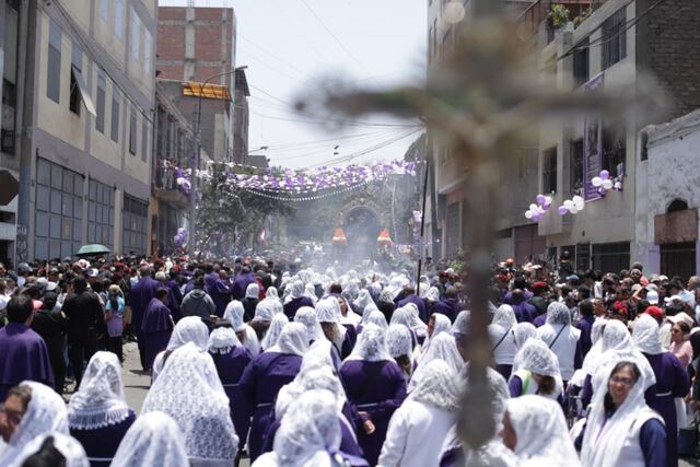 Multitudinaria procesión del Señor de los Milagros recorrió Barrios Altos, La Victoria y el Centro de Lima. (Foto: GEC)