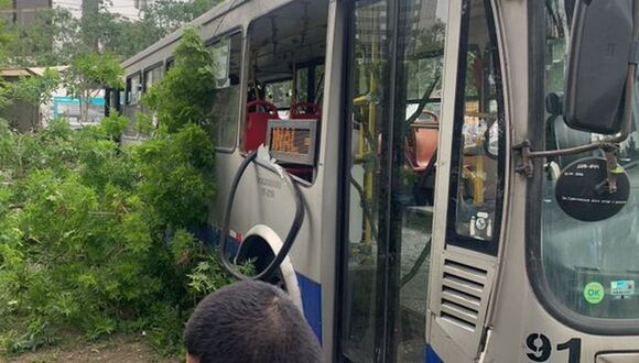 Bus del Corredor Azul se despistó y chocó con árbol de la avenida Arequipa, en el Cercado de Lima. (Foto: Radio Nacional/X)